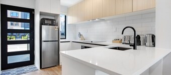 Fantastic Favona: Style and Luxury 3 BR | 2.5 Bath