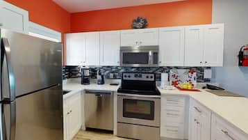 Refrigerador con freezer, microondas, placa de cocina