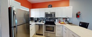 Suite estándar, no fumadores, vistas al mar | Cocina compartida | Frigorífico grande, microondas, placa de cocina y trona infantil