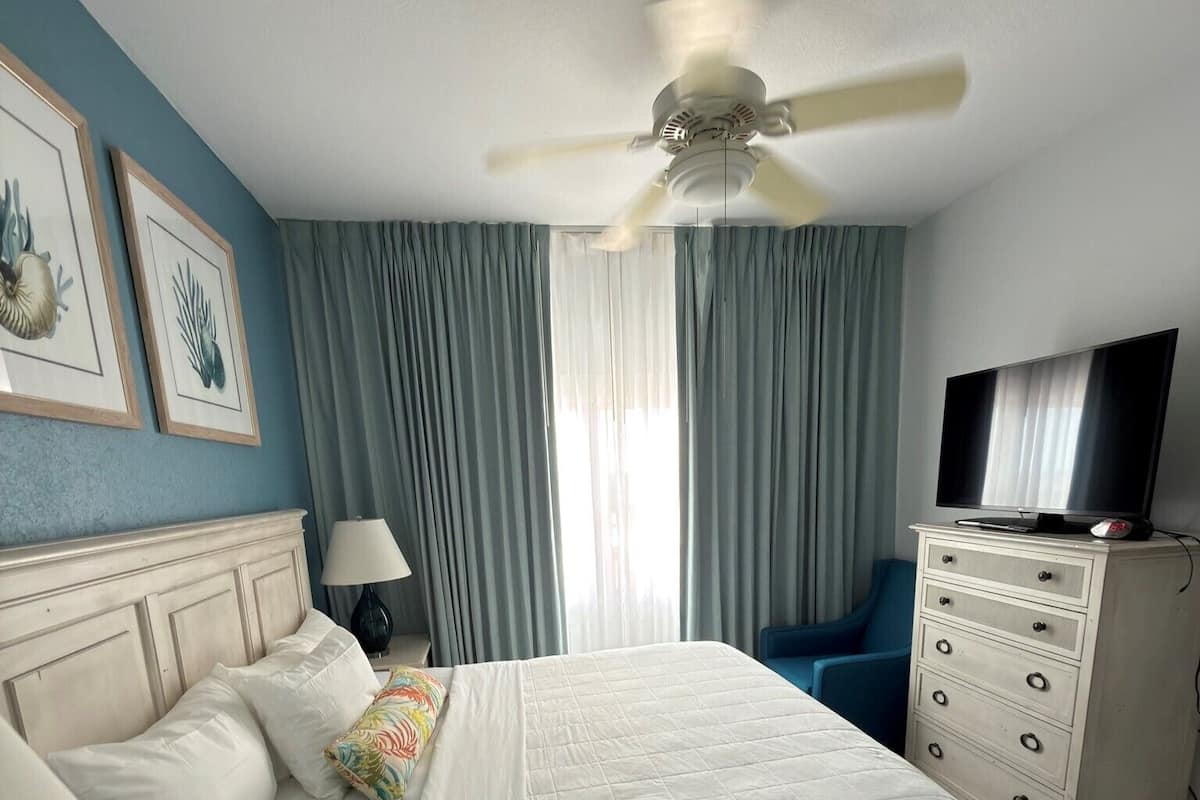 Suite, 1 habitación, vistas al mar | Caja fuerte, tabla de planchar con plancha, cunas gratuitas