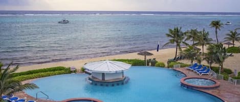 3 piscinas al aire libre, sombrillas, sillones reclinables de piscina