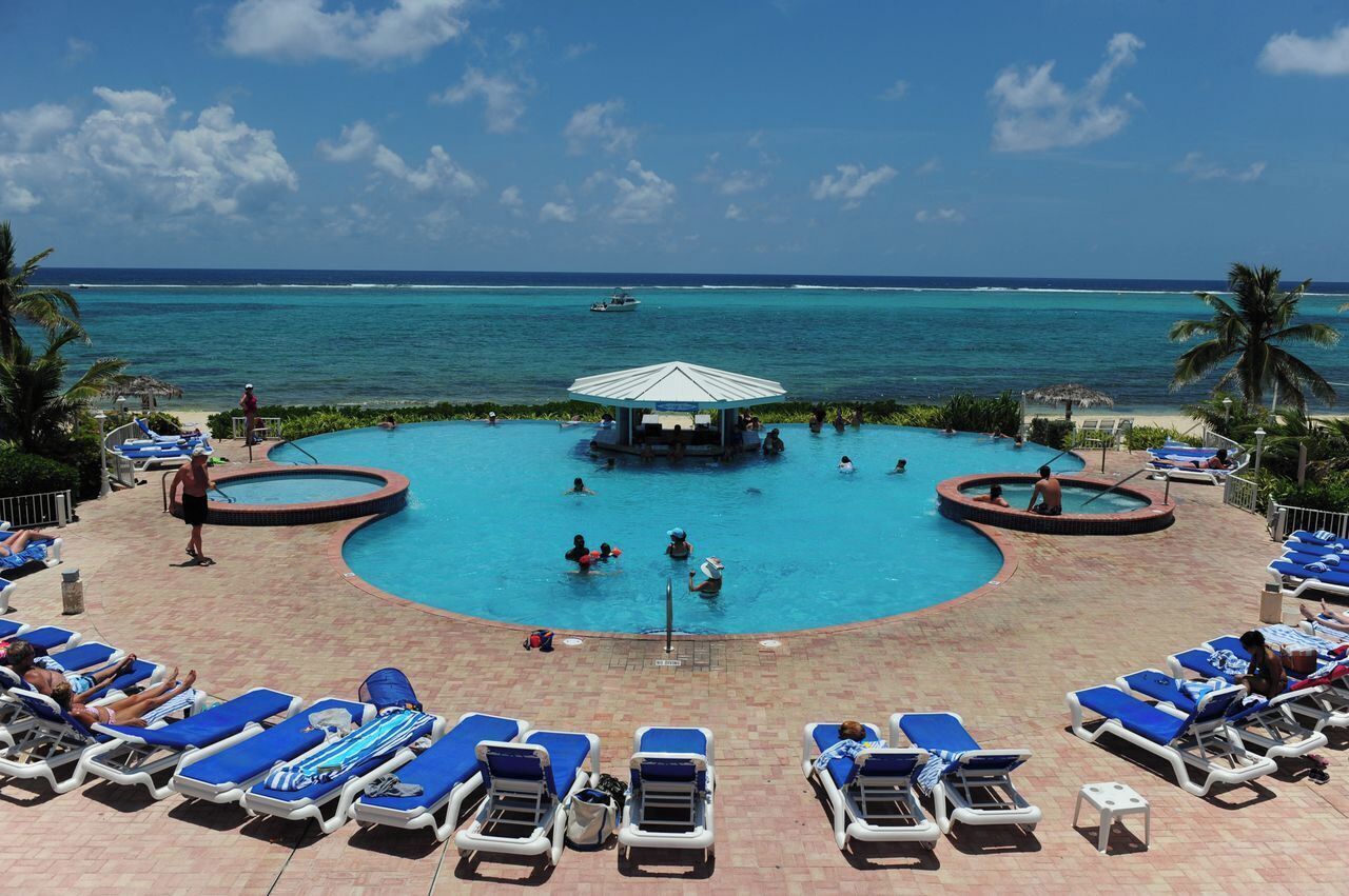 3 albercas al aire libre, sombrillas en la alberca y camastros 