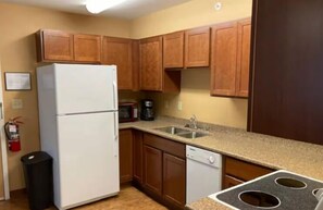 Lark St #103; Apartment with kitchen, Queen and Twin Bed | Private kitchen