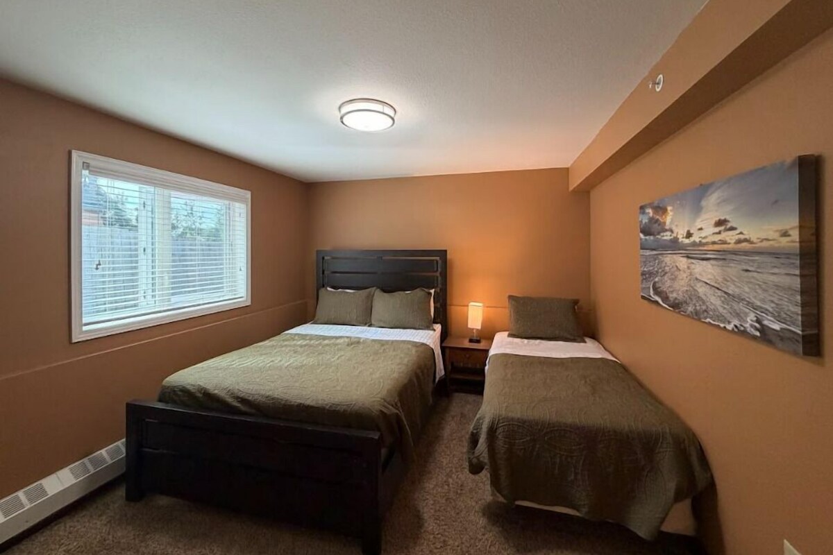 Lark St #103; Apartment with kitchen, Queen and Twin Bed | WiFi (free), individually decorated, individually furnished, bed sheets