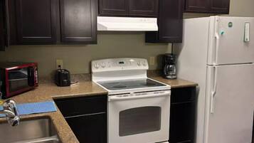 Lark St #302; Apartment with Kitchen, Queen Bed | Private kitchen | Fridge, microwave, stovetop, cookware/dishes/utensils