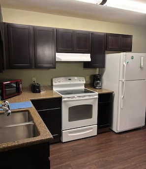 Lägenhet - 1 queensize-säng - icke-rökare - kök | Eget kök | Kylskåp, mikrovågsugn, spishäll och grytor/köksredskap