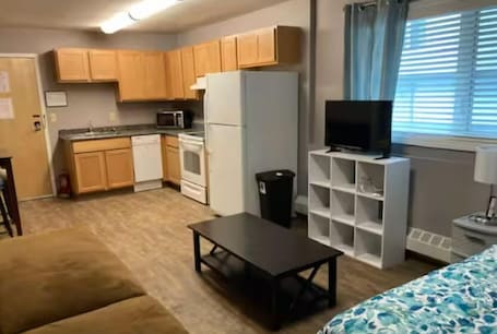 Refrigerador, microondas, placa de cocina, utensilios de cocina