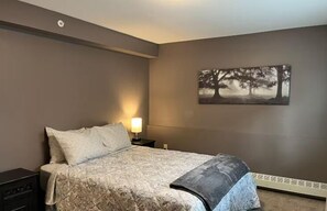 Lark St #101; Apartment with Kitchen, Queen Bed | WiFi (free), individually decorated, individually furnished, bed sheets - Great North Lodging (Anchorage)