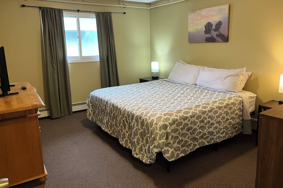 Lark St #3; Top Floor Apartment with Kitchenette, King and Futon