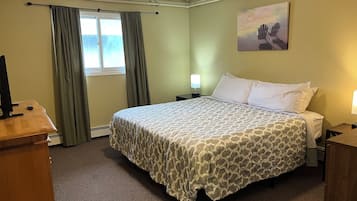 Lark St #3; Top Floor Apartment with Kitchenette, King and Futon | WiFi (free), individually decorated, individually furnished, bed sheets