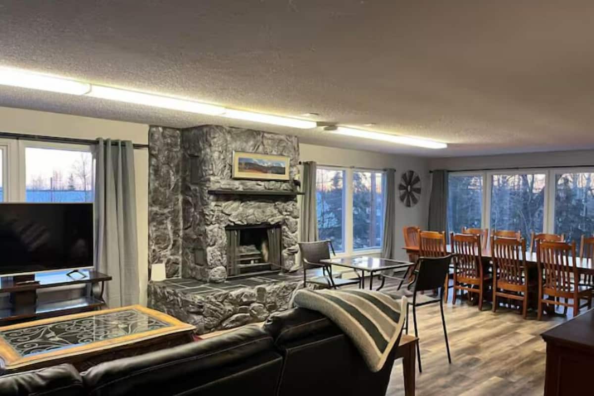 Lark St #11; 3 Bedroom Apartment with Kitchen, Sleeps 7 | WiFi (free), individually decorated, individually furnished, bed sheets