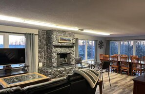 Lark St #11; 3 Bedroom Apartment with Kitchen, Sleeps 7 - Great North Lodging (Anchorage)