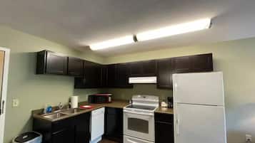 Apartamento, 1 cama Queen, para não fumantes, cozinha | Cozinha privada | Geladeira, micro-ondas, cooktop, talheres/pratos/utensílios de cozinha
