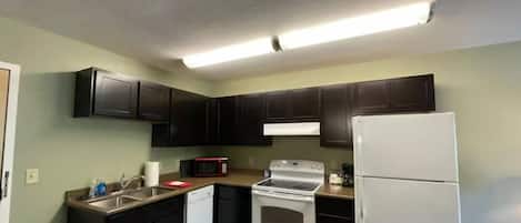 Departamento, 1 cama Queen size, para no fumadores, cocina | Cocina privada | Refrigerador, microondas, parrilla de estufa y utensilios de cocina