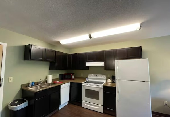 Lark St #302; Apartment with Kitchen, Queen Bed | Private kitchen