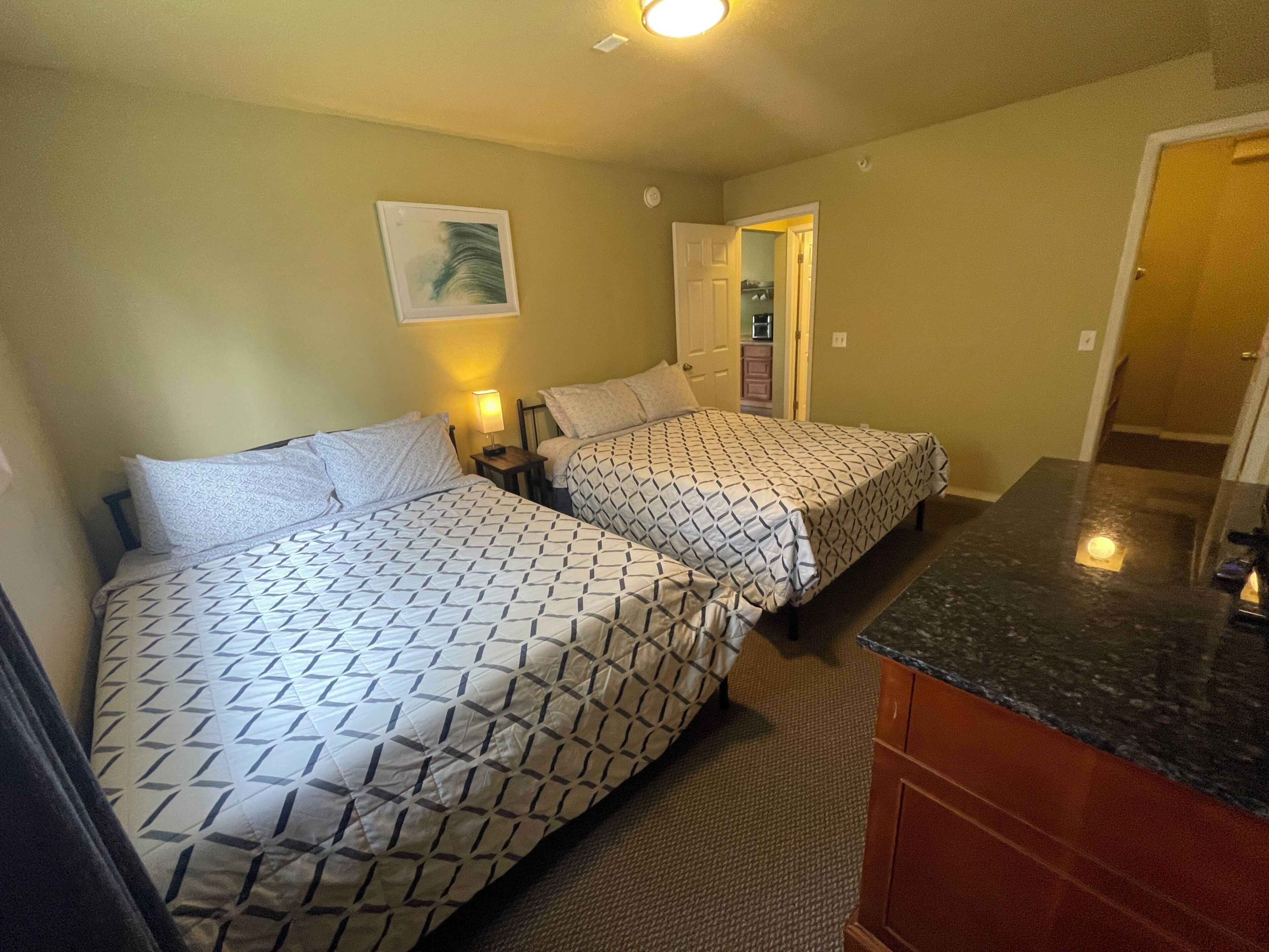 Lark St #6; Apartment with Kitchenette, 2 Queen Beds