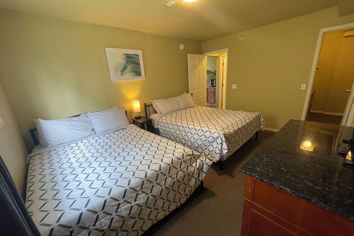 Lark St #6; Apartment with Kitchenette, 2 Queen Beds | WiFi (free), individually decorated, individually furnished, bed sheets