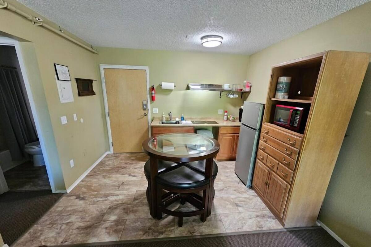 Lark St #2; Top Floor Apartment with Kitchenette, King and Twin