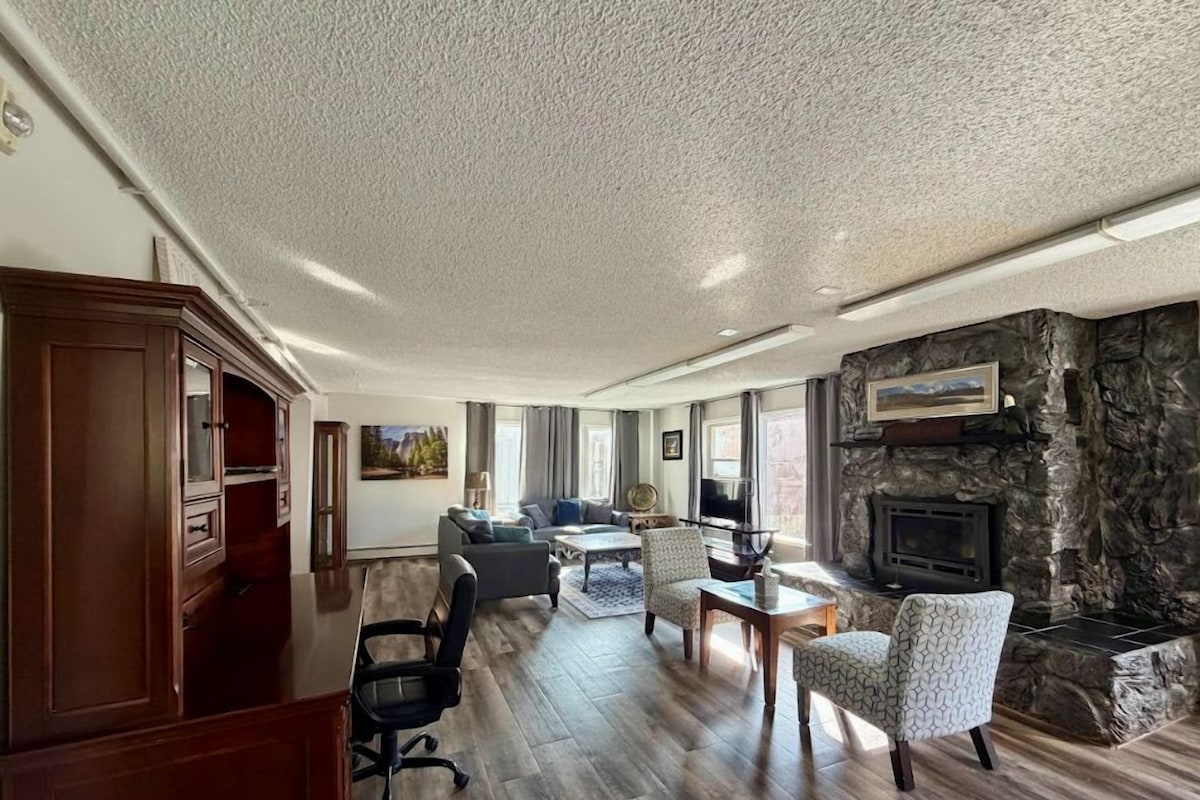 Lark St #11; 3 Bedroom Apartment with Kitchen, Sleeps 7 | Living area