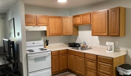 Lark #12; 3 Bedroom Apartment with Kitchen, Top Floor, Mountain Views | Private kitchen | Fridge, microwave, stovetop, cookware/dishes/utensils
