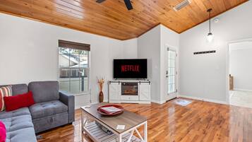 Een televisie en een open haard