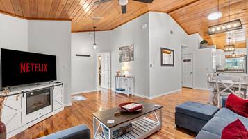 Een televisie en een open haard