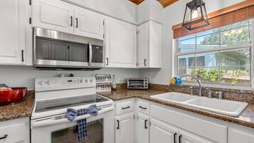 KĂŒhlschrank, Mikrowelle, Ofen, Herdplatte