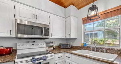 Walkable to downtown Mount Dora | Pet-Friendly