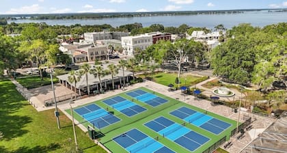 Walkable to downtown Mount Dora | Pet-Friendly