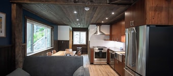 Oz Lodge: Alice Chalet -Brand new, Alaskan chic chalet!