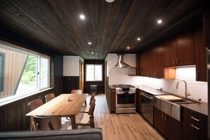 Réfrigérateur, un four, surface de cuisson, lave-vaisselle