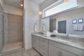 Shower, hair dryer, towels, soap - HOWDY HOUSE-MUSIC CITY NASHVILLE (Nashville)