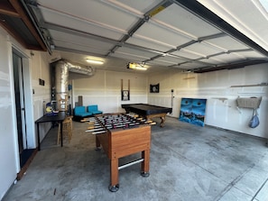 Games room - Charming 3-bedroom house with game room, outdoor living area, in Beautiful Bend (Bend)
