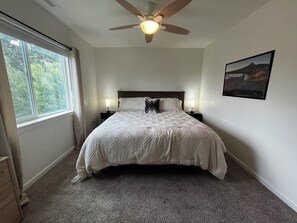 3 bedrooms, desk, travel cot, WiFi