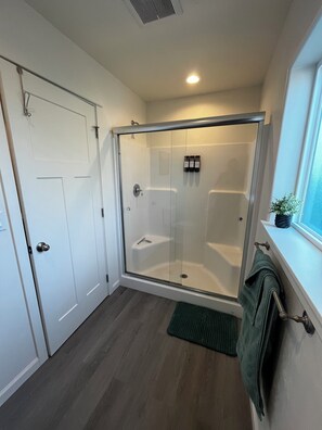 Shower, hair dryer, towels, soap - Charming 3-bedroom house with game room, outdoor living area, in Beautiful Bend (Bend)