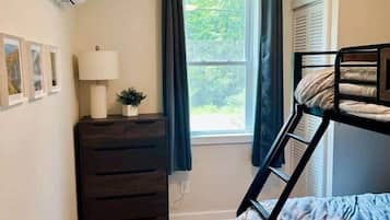 3 bedrooms, iron/ironing board, WiFi, bed sheets