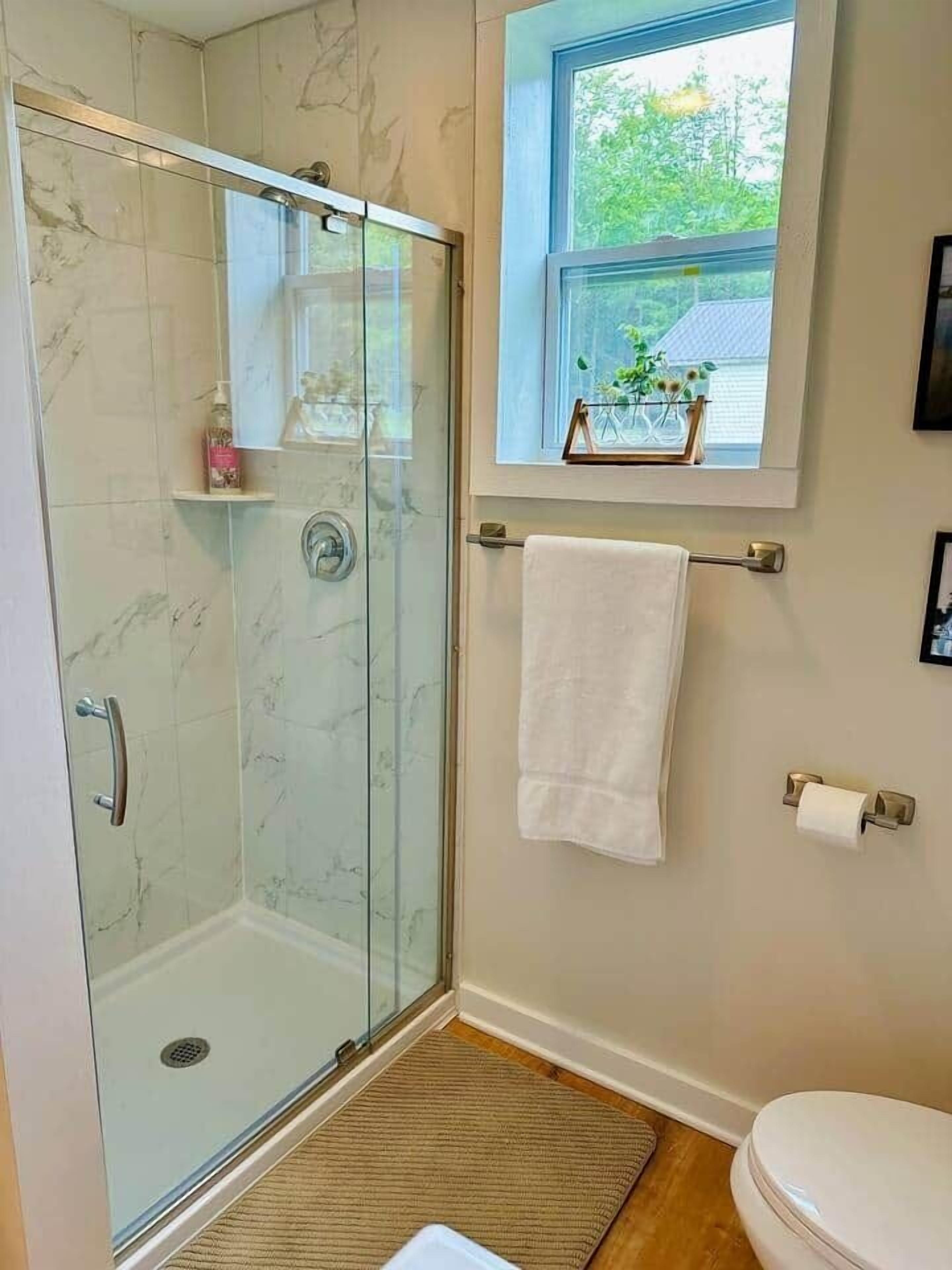 Dusche, Haartrockner, Handtücher, Seife