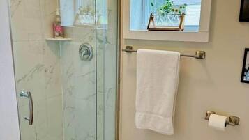 Dusche, Haartrockner, Handtücher, Seife