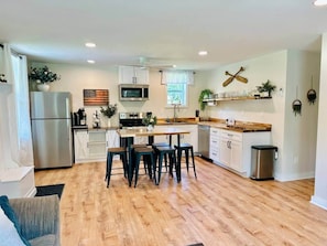 Microondas, horno, placa de cocina, lavavajillas