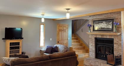 Honey Homestead, 6 bedrooms, sleeps 11! Working farm. Perfect place to unplug.