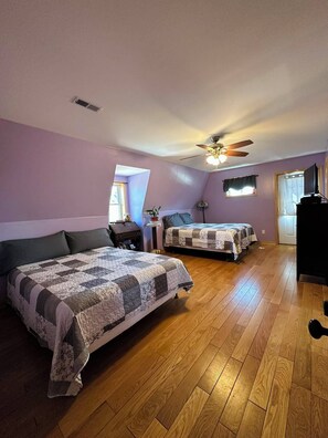 6 bedrooms, iron/ironing board, free WiFi, bed sheets - Honey Homestead, 6 bedrooms, sleeps 11! Working farm. Perfect place to unplug. (Salem)