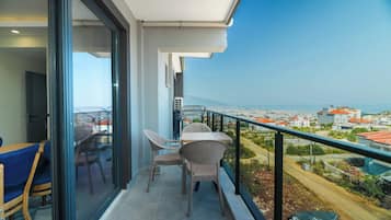 Deluxe-Apartment, Meerblick | Terrasse/Patio