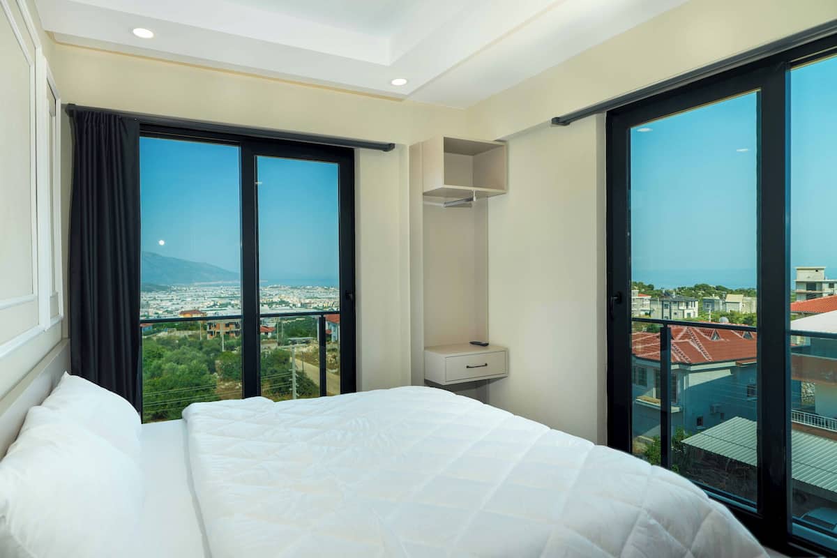Deluxe Apartment, Sea View | Laptop workspace, blackout drapes, soundproofing, free WiFi
