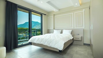 Espacio para trabajar con laptop y cortinas blackout 