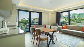 Apartamento familiar, vistas al mar | Espacio para trabajar con un portátil y cortinas opacas