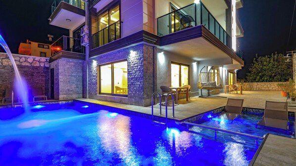 季节性开放的室外游泳池