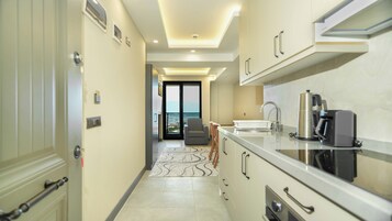 Espacio para trabajar con laptop y cortinas blackout 