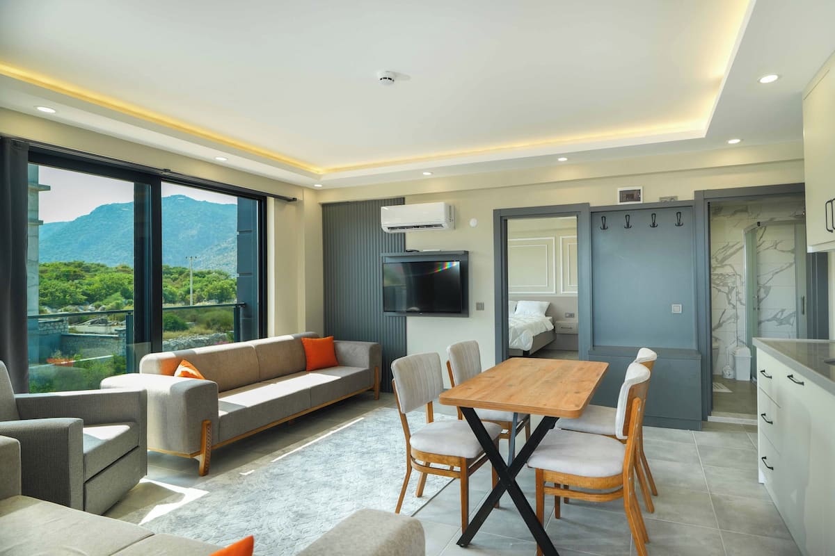 Family Apartment, Sea View | Laptop workspace, blackout drapes, soundproofing, free WiFi