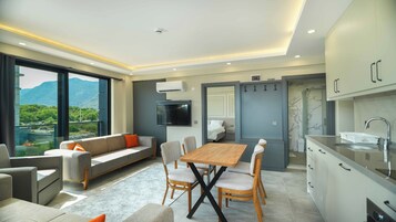 Espacio para trabajar con laptop y cortinas blackout 