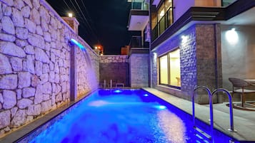 Hồ bơi ngoài trời phục vụ theo mùa